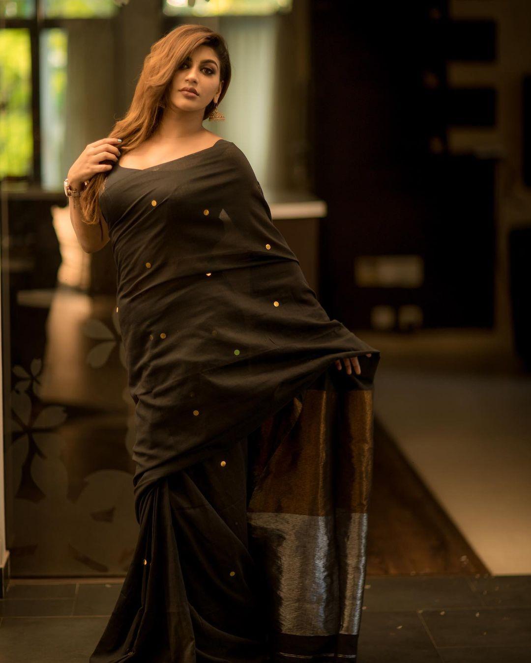 Tamil actress Yashika Aannand in black saree hot photos| beautiful and glamours picture
