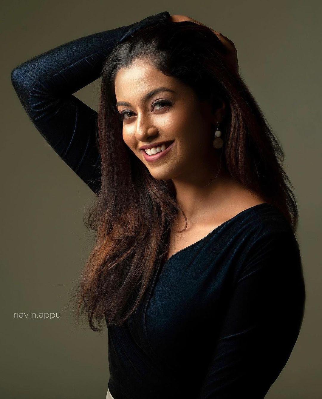South Indian Actress Roshni Haripriyan exclusive hot and spicy photos | looking very beautiful and glamours picture