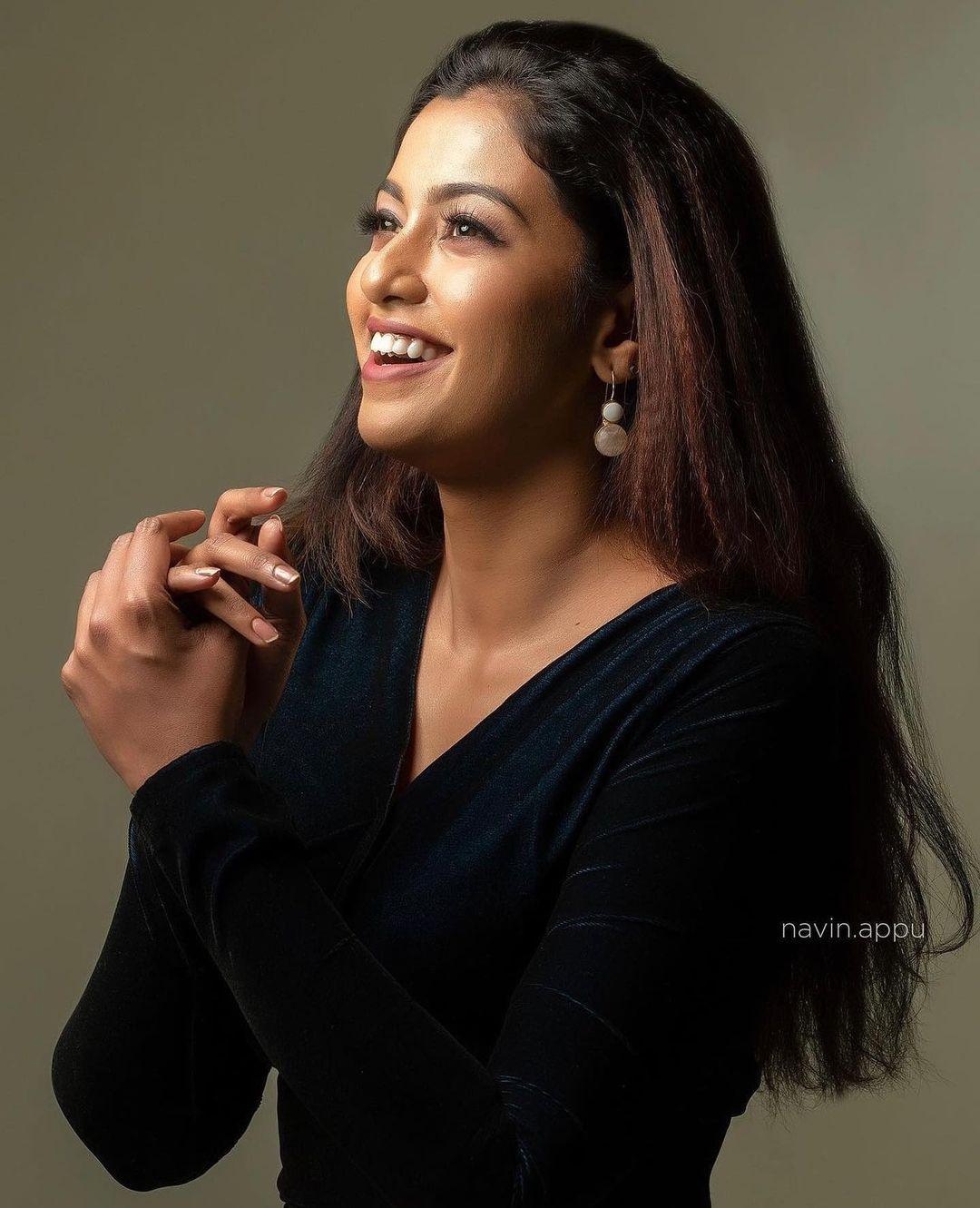 South Indian Actress Roshni Haripriyan exclusive hot and spicy photos |looking very glamours and cute stills