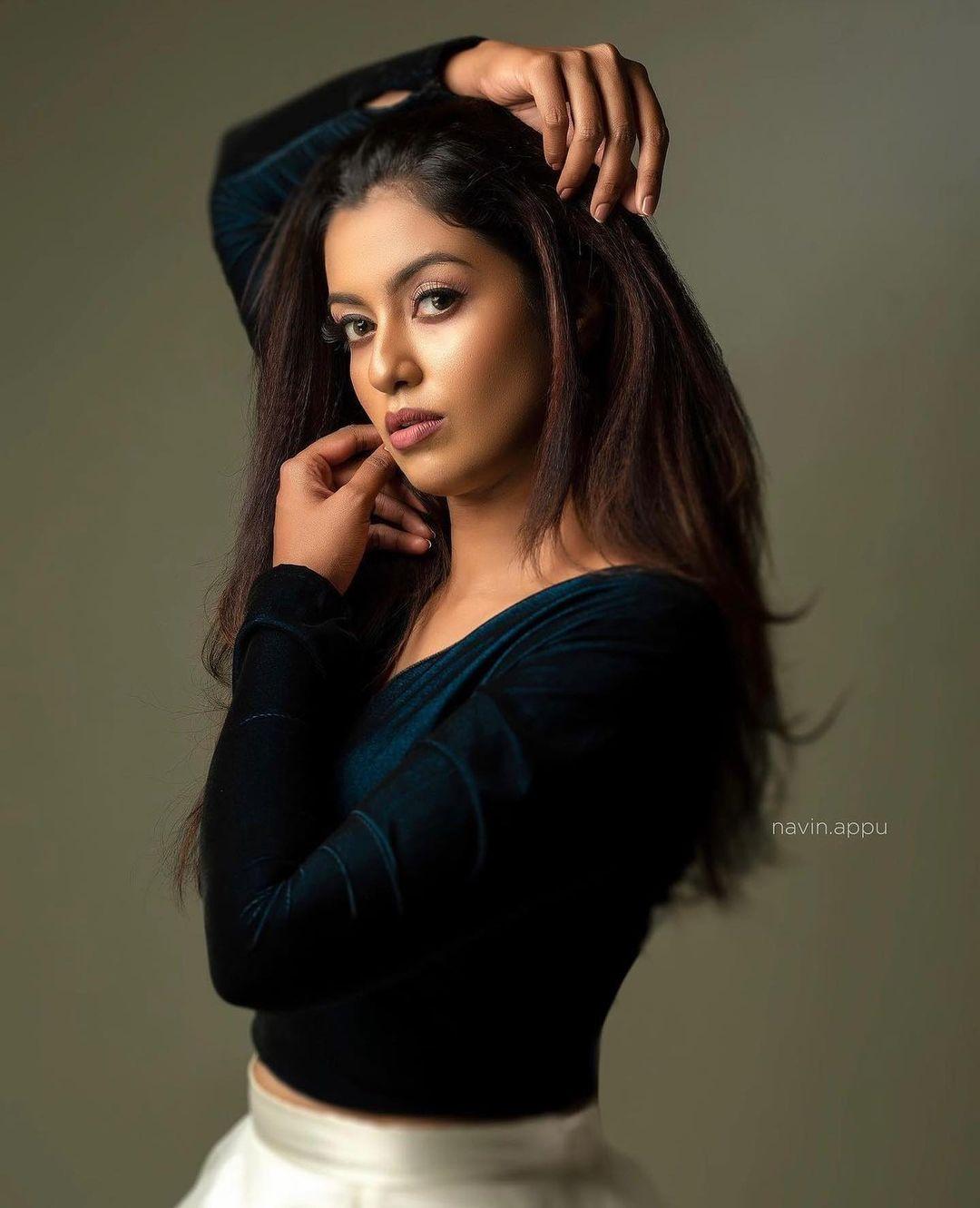 South Indian Actress Roshni Haripriyan exclusive hot and spicy photos | looking very glamours photos