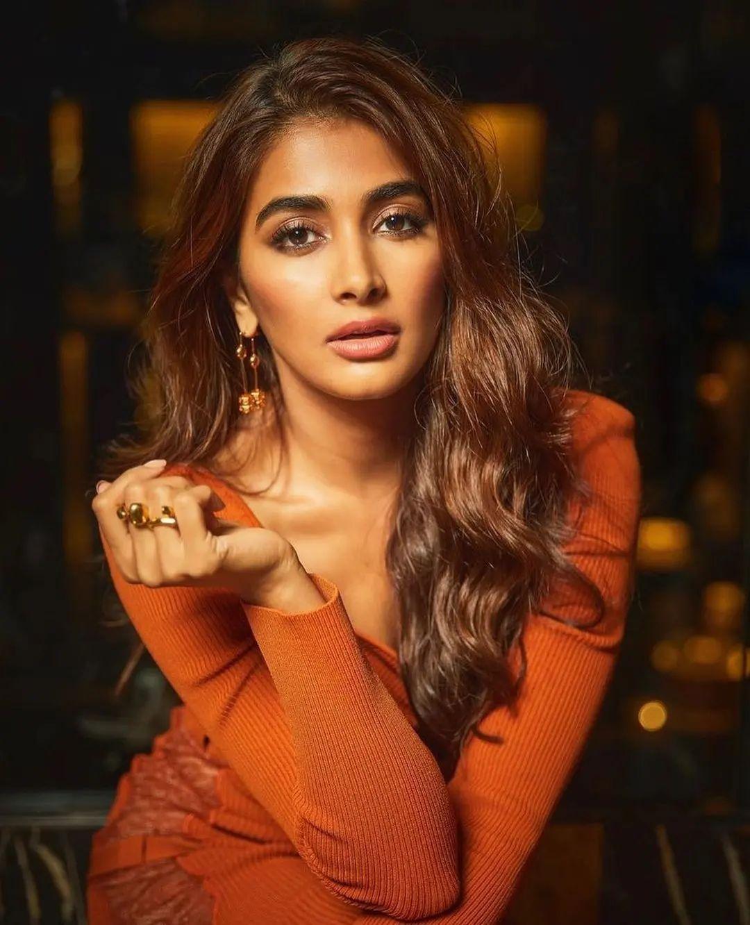 Telugu actress Pooja Hegde looking very glamours photos| looking very glamours and cute stills