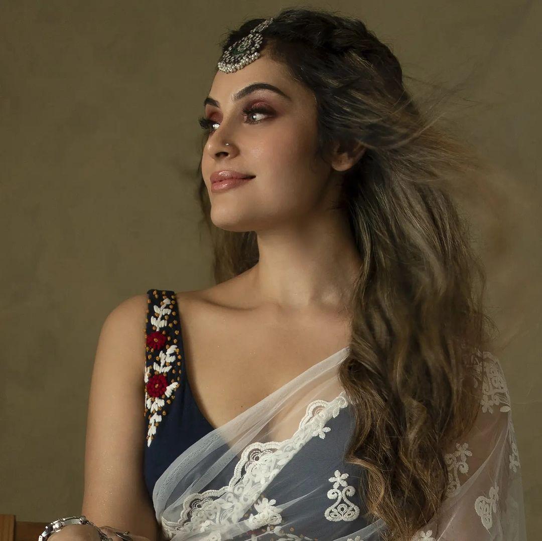 Shrutika Arjun in glamours and sexy saree photos| latest hot and sexy photos