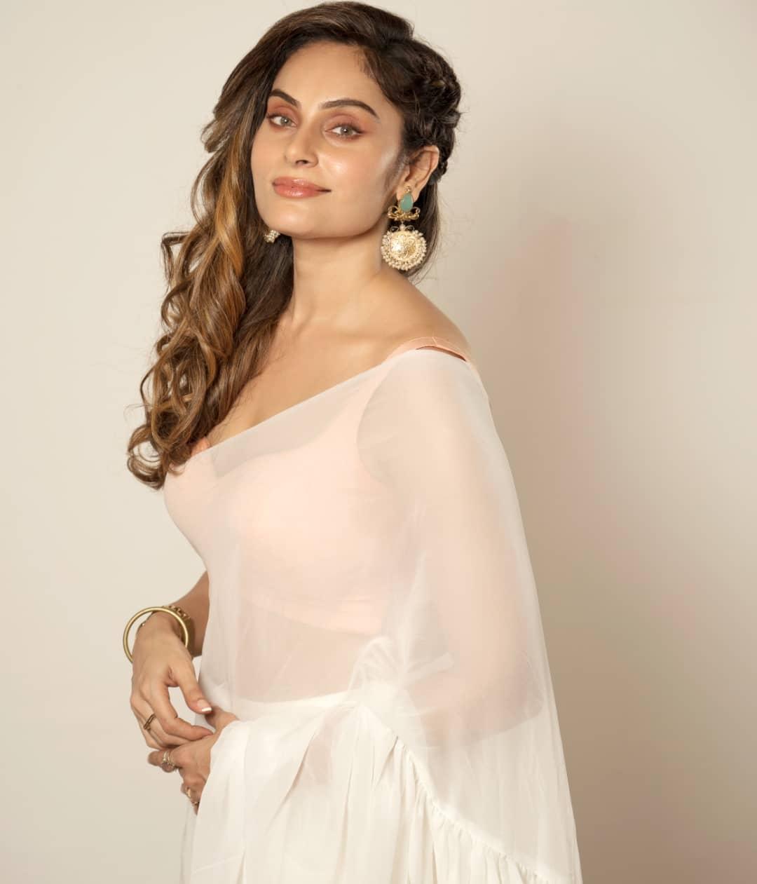 Shrutika Arjun in glamours and sexy saree photos| latest hot and sexy photoshoot