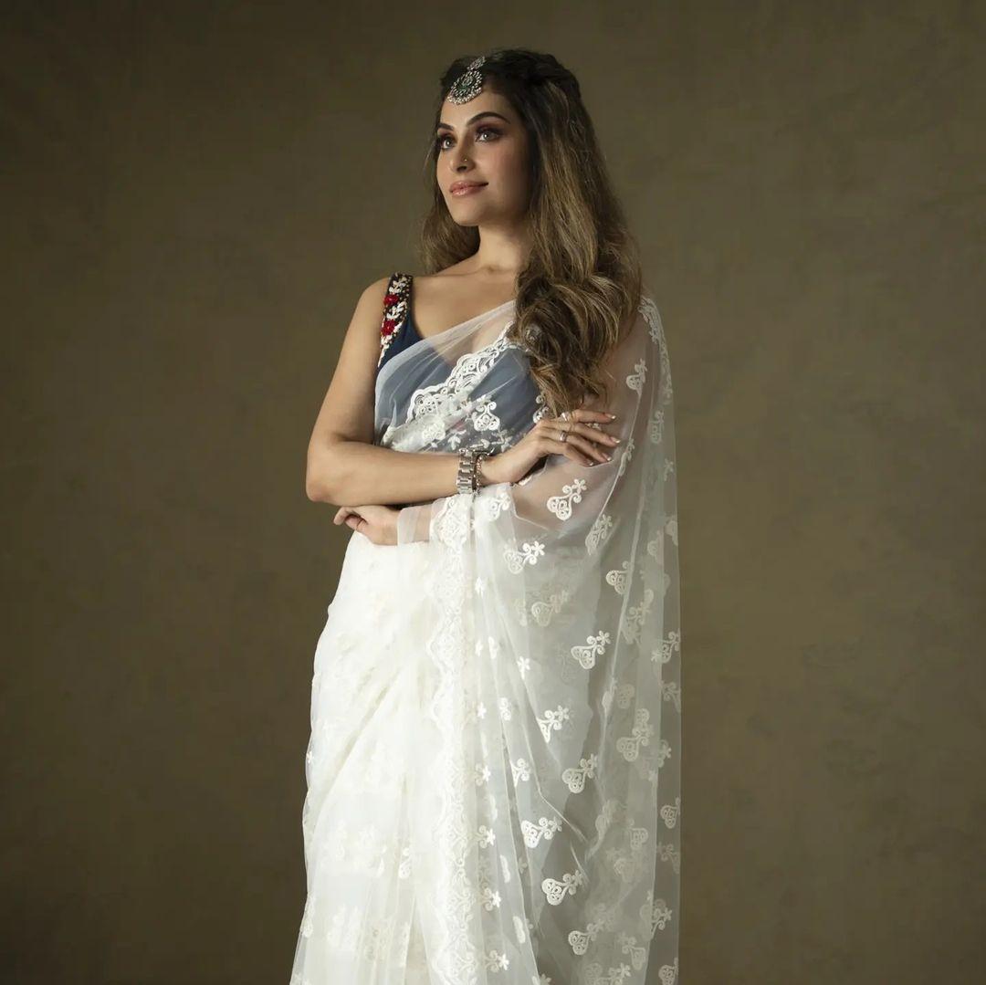 Shrutika Arjun in glamours and sexy saree photos| looking very glamours and cute stills