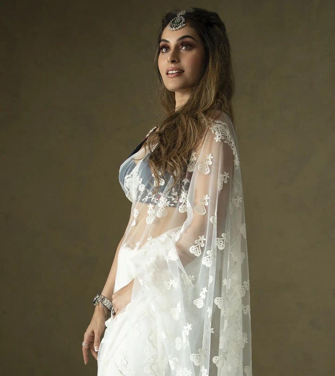 Shrutika Arjun in glamours and sexy saree photos| looking very sexy photos