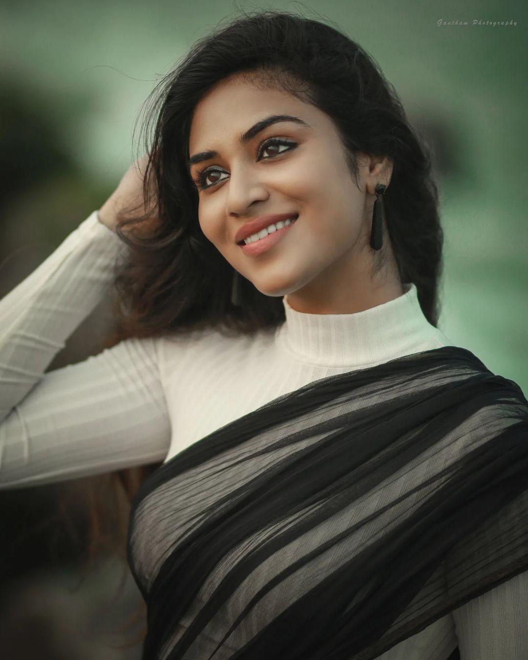 Tamil actress Indhuja Ravichandran in saree exclusive hot and sexy photoshoot|beautiful and glamours photos