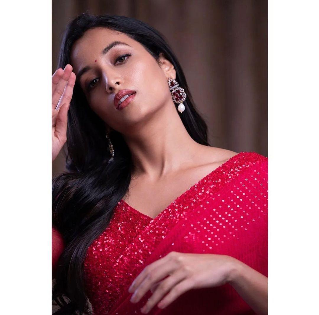 Kollywood actress Srinidhi Shetty in red saree hot photos| beautiful and glamours photos