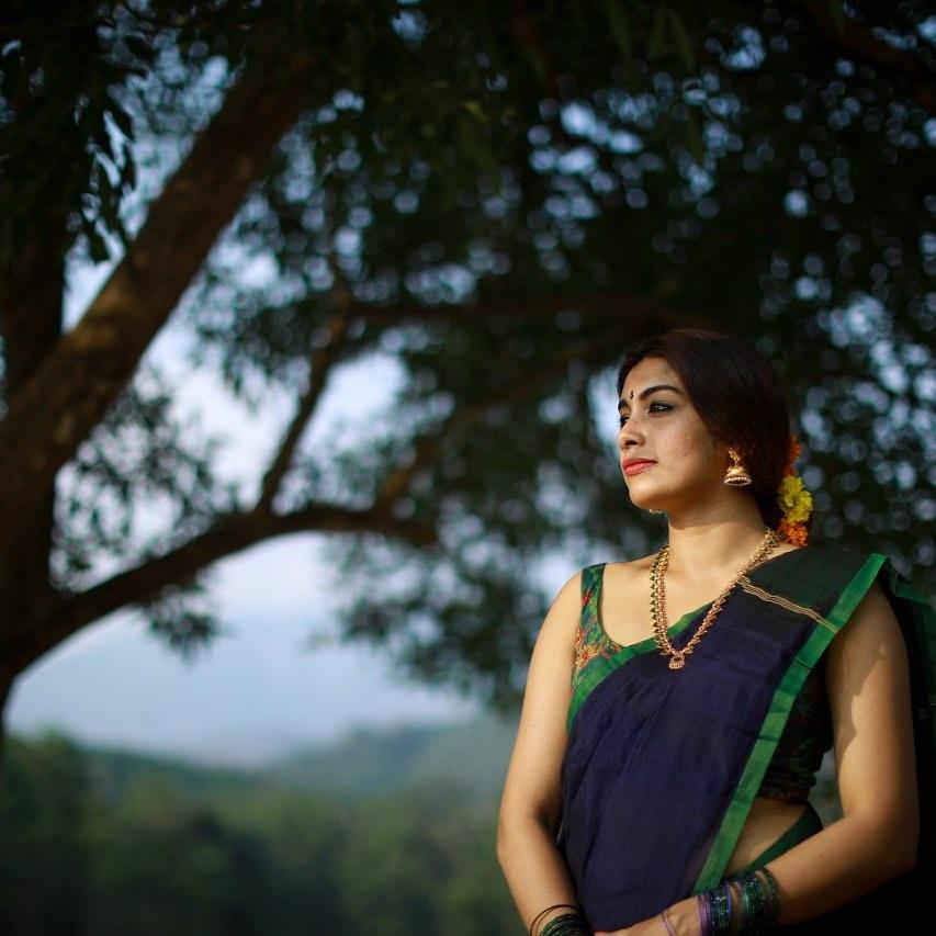 Malayalam Bigboss frame Dilsha Prasannan In sleeveless saree hot photos| looking very glamours photos