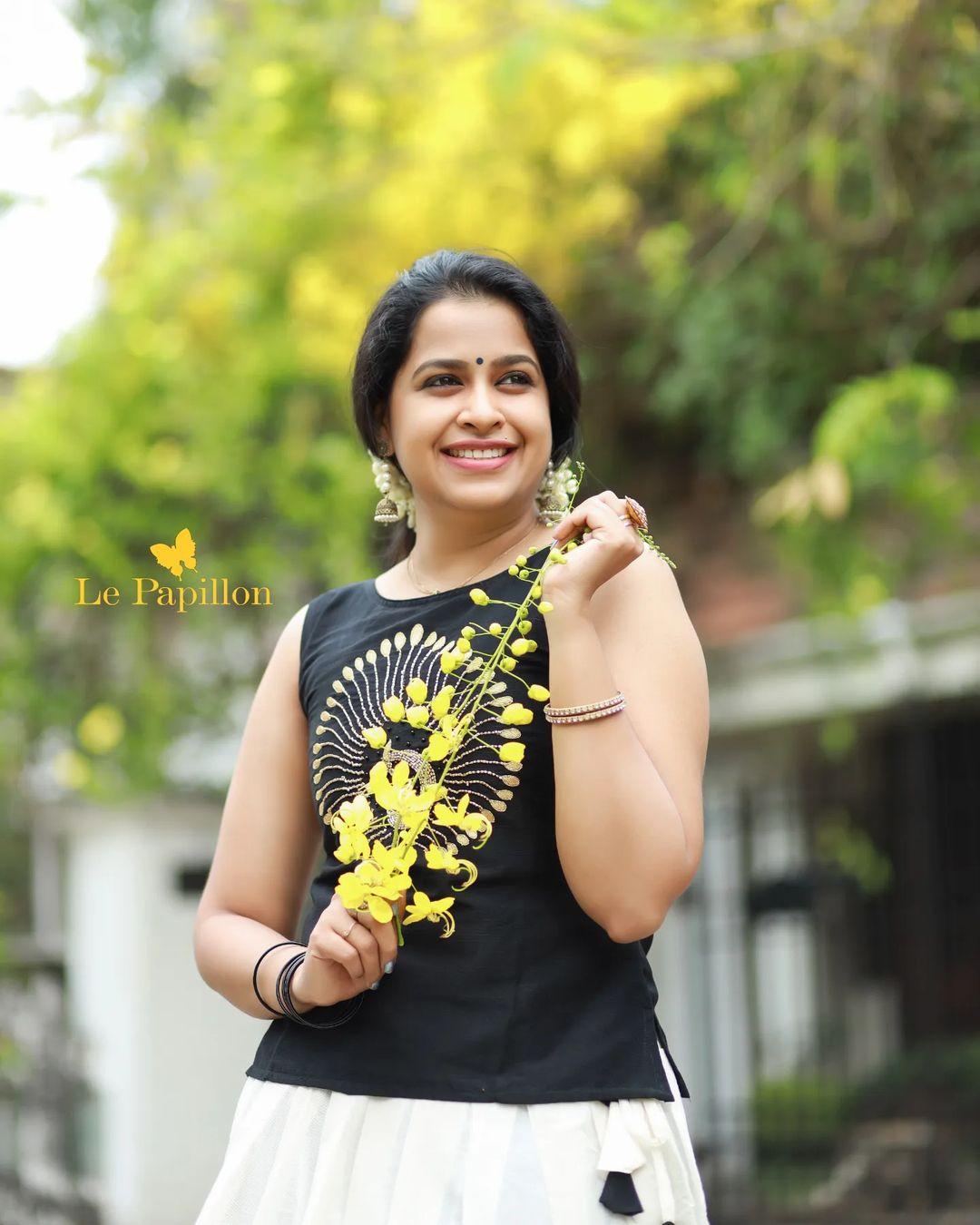 Malayalam television actress Sadhika Venugopal hot and sexy stills| looking very attractive and cute picture