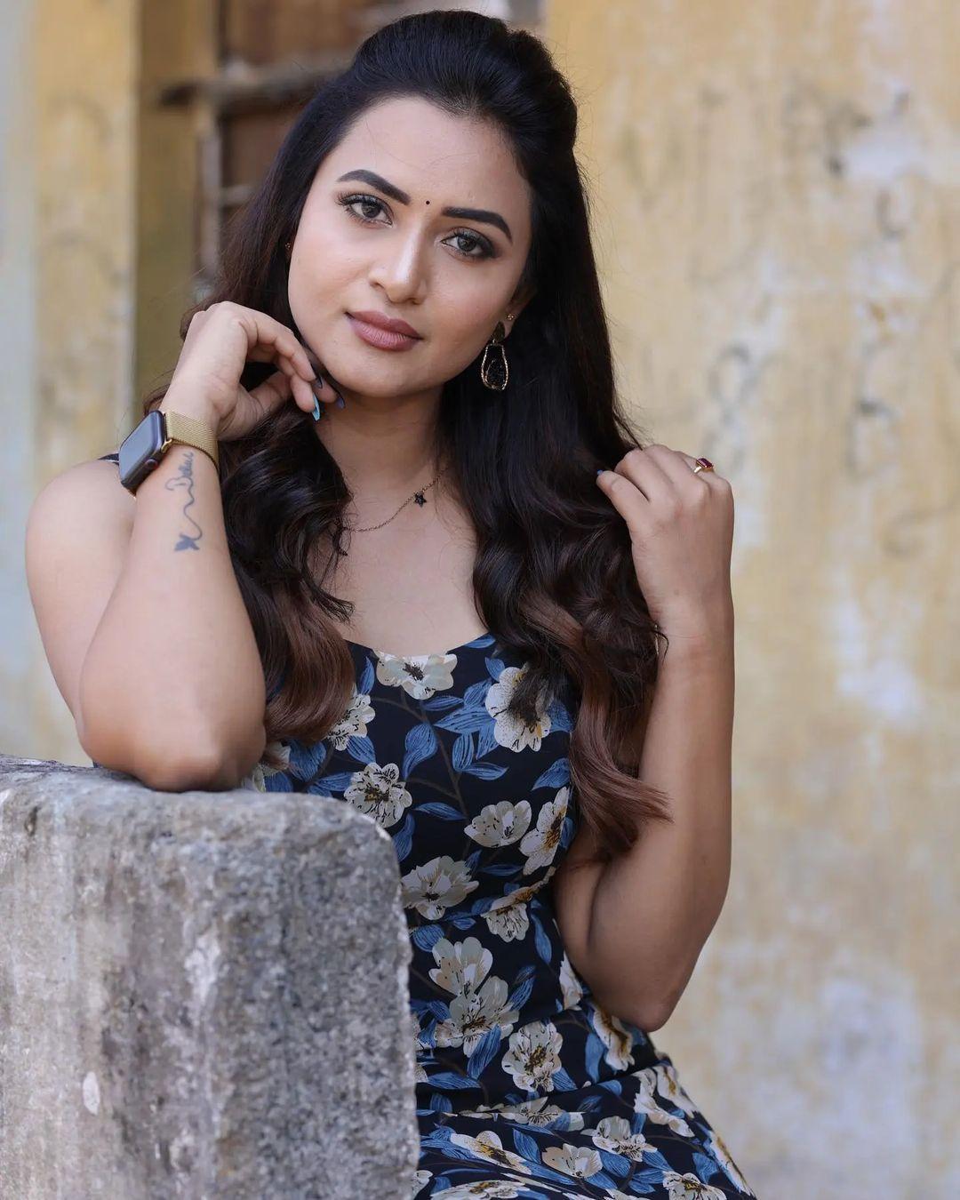 Janani Ashok Kumar very beautiful and glamours picture| Janani Ashok Kumar beautiful and glamours photos