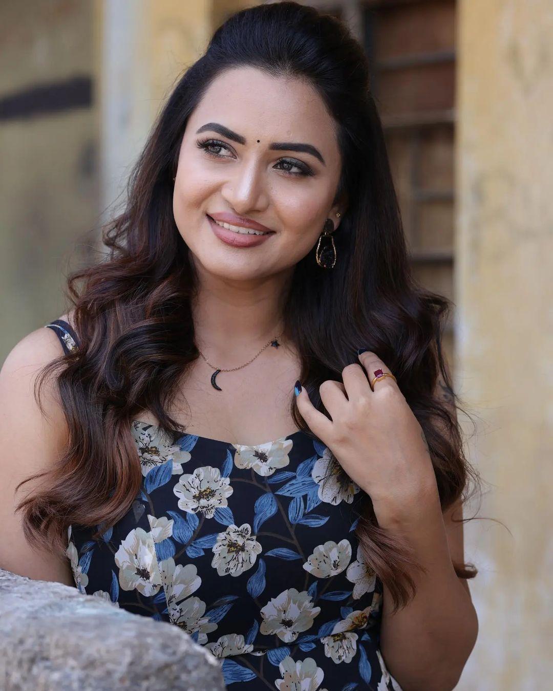 Janani Ashok Kumar very beautiful and glamours picture| Janani Ashok Kumar very glamours and spicy photos