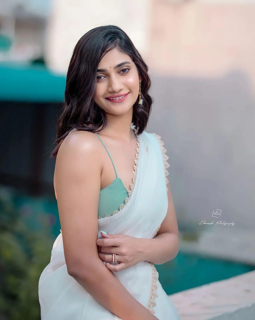 Tamil actress Losliya in sleeveless blouse hot and sexy photoshoot | looking very beautiful and glamours photos