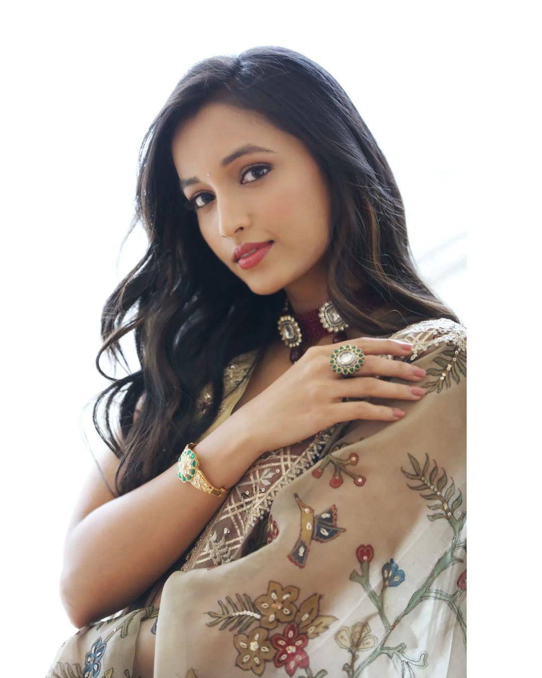 KGF 2 actress Srinidhi Shetty latest hot and sexy photoshoot | very beautiful and glamours picture