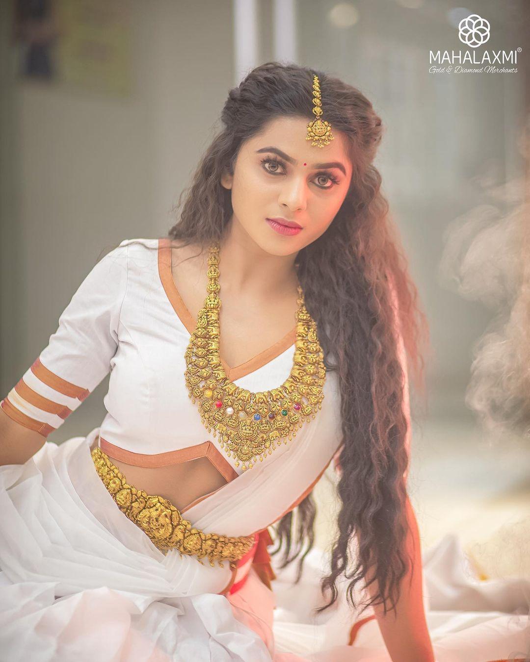 Tamil actress Delna Davis in half saree hot and sexy photoshoot | Exclusive very hot and spicy stills