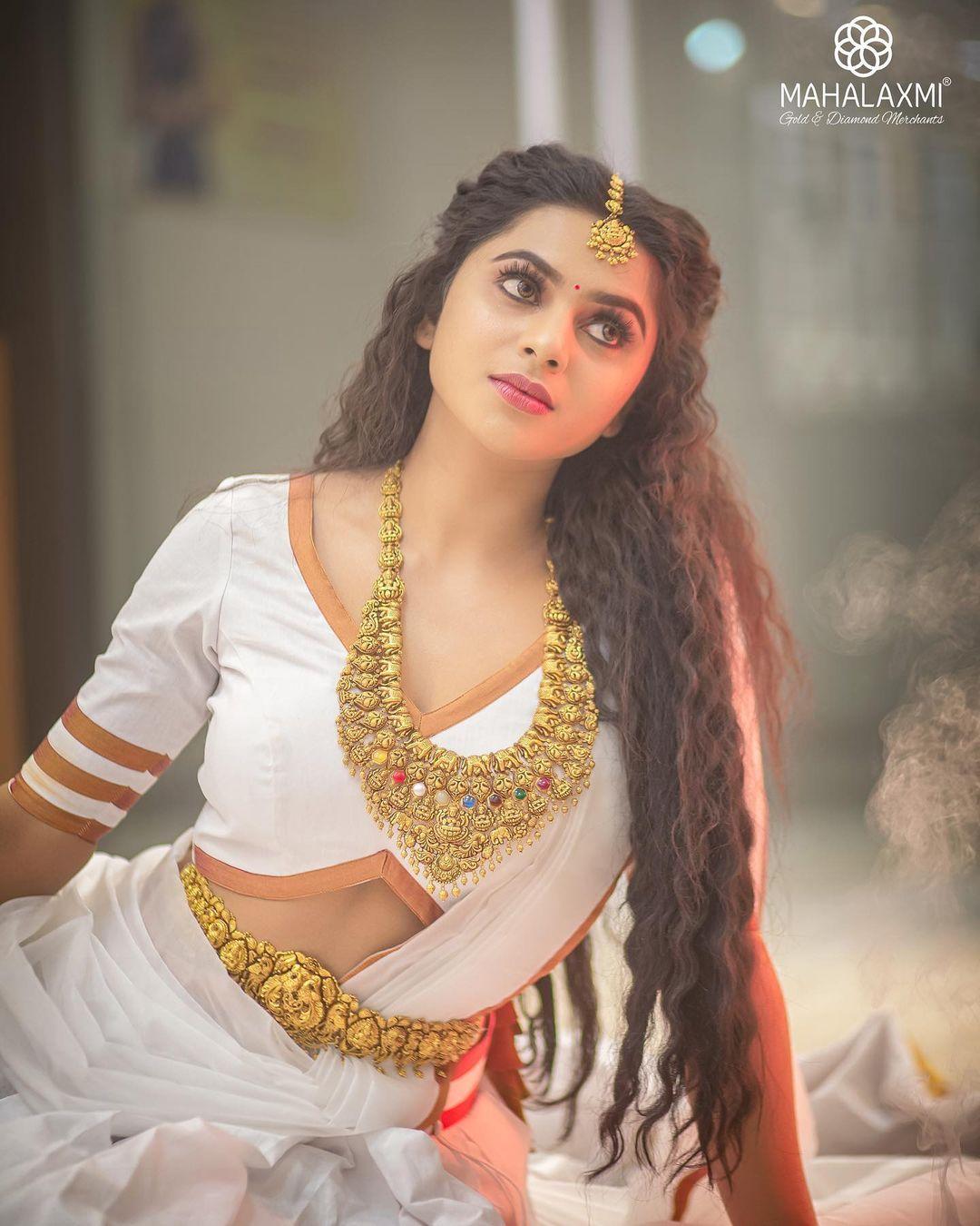 Tamil actress Delna Davis in half saree hot and sexy photoshoot | Looking very glamours and hot photos