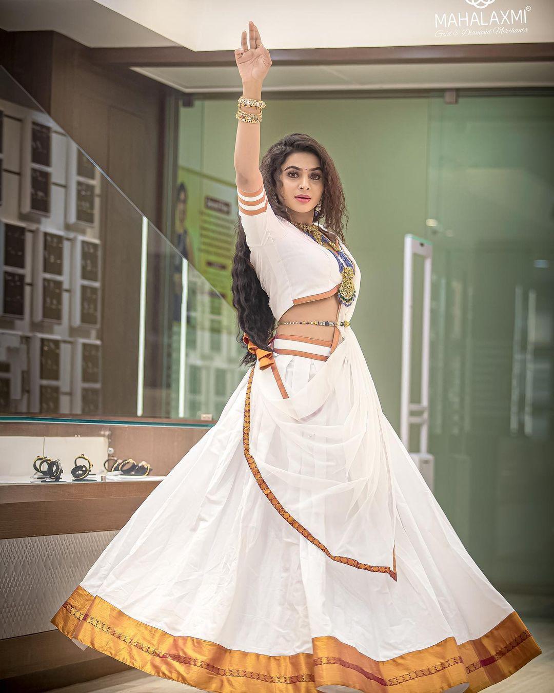Tamil actress Delna Davis in half saree hot and sexy photoshoot | exposing hot and sexy photoshoot