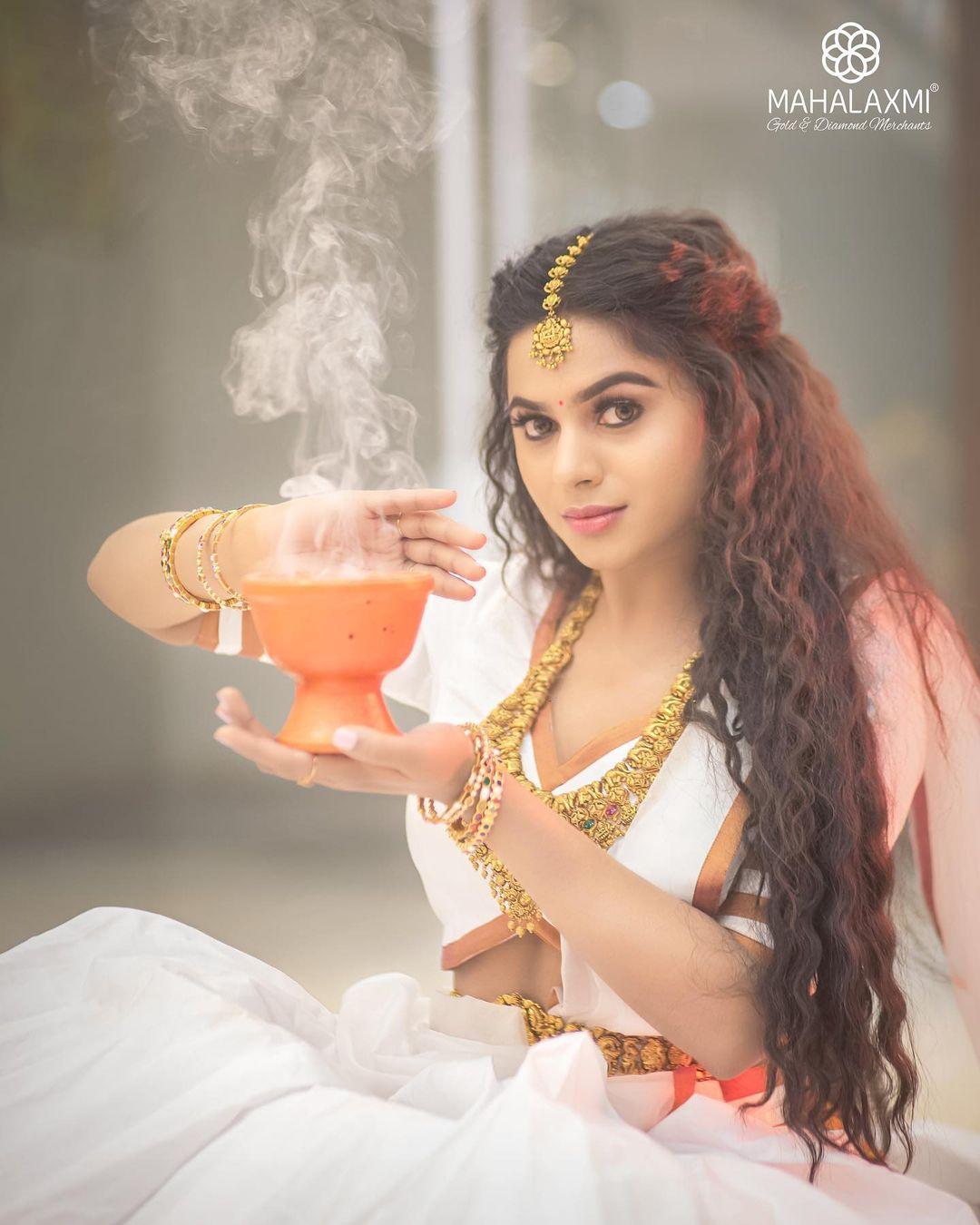 Tamil actress Delna Davis in half saree hot and sexy photoshoot | looking hot and sexy photos