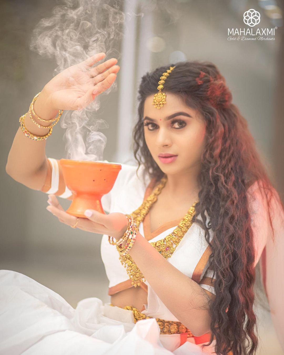 Tamil actress Delna Davis in half saree hot and sexy photoshoot | looking very attractive and glamours picture