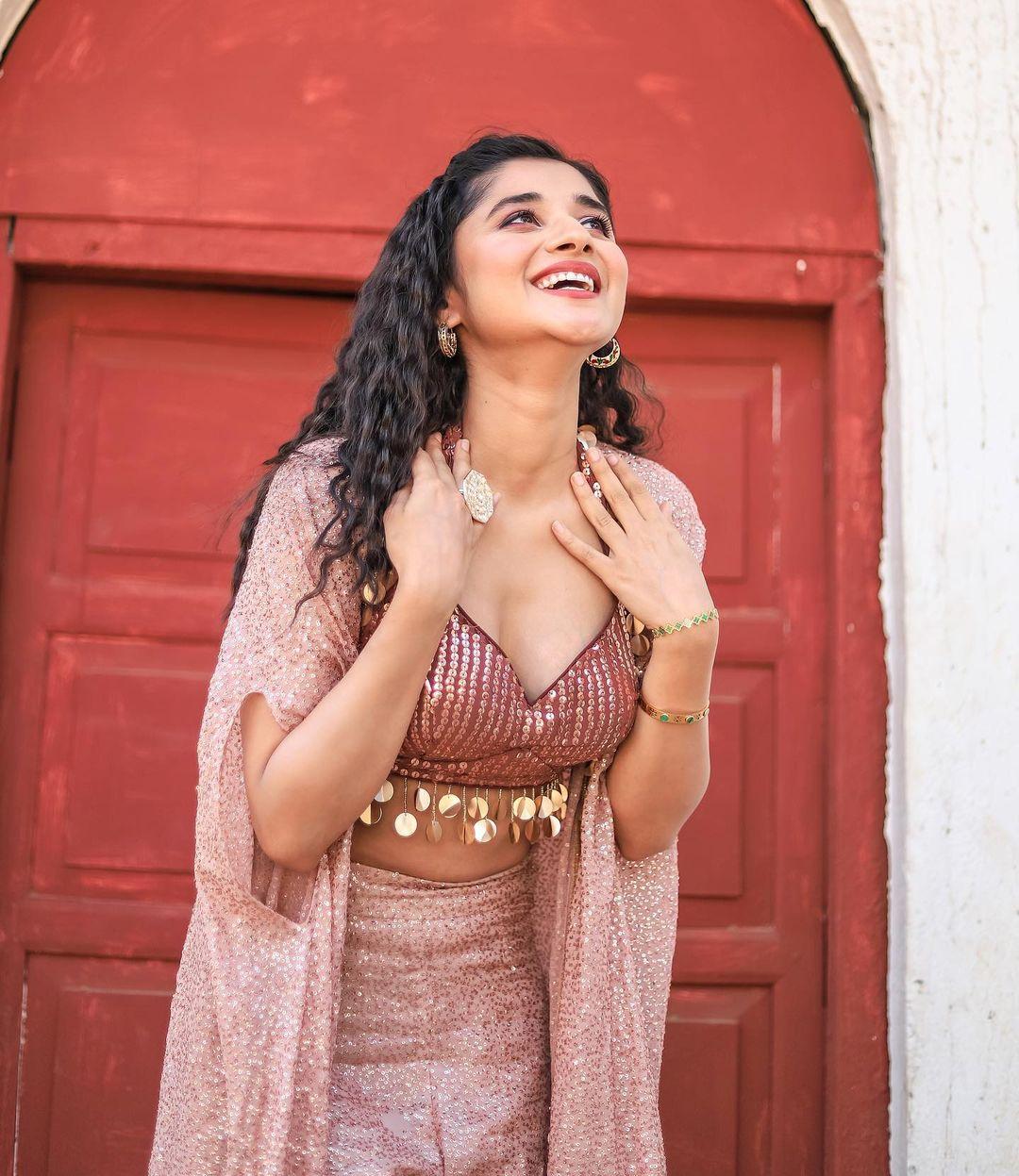 South Indian Actress Kanika Mann looking very glamours and cute stills| beautiful and sexy photoshoot