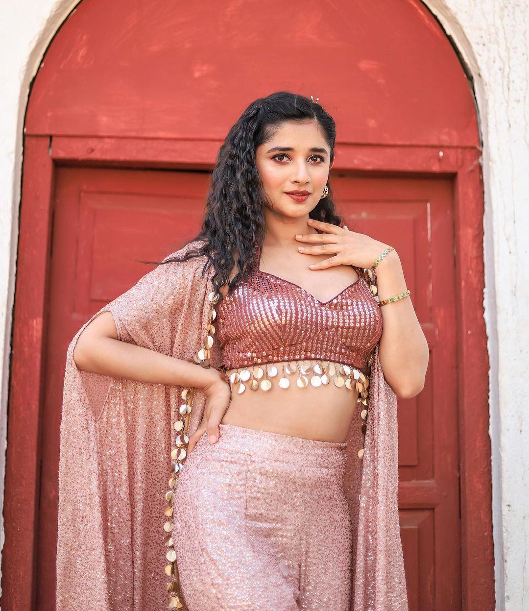 South Indian Actress Kanika Mann looking very glamours and cute stills| exclusive hot and spicy photos gallery