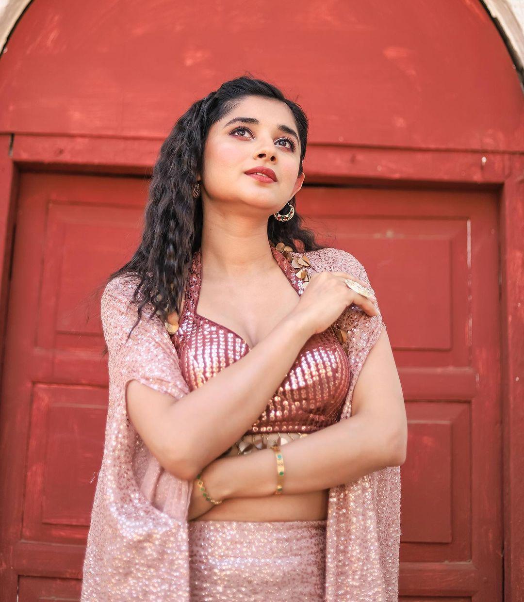 South Indian Actress Kanika Mann looking very glamours and cute stills| latest hot and spicy photos gallery