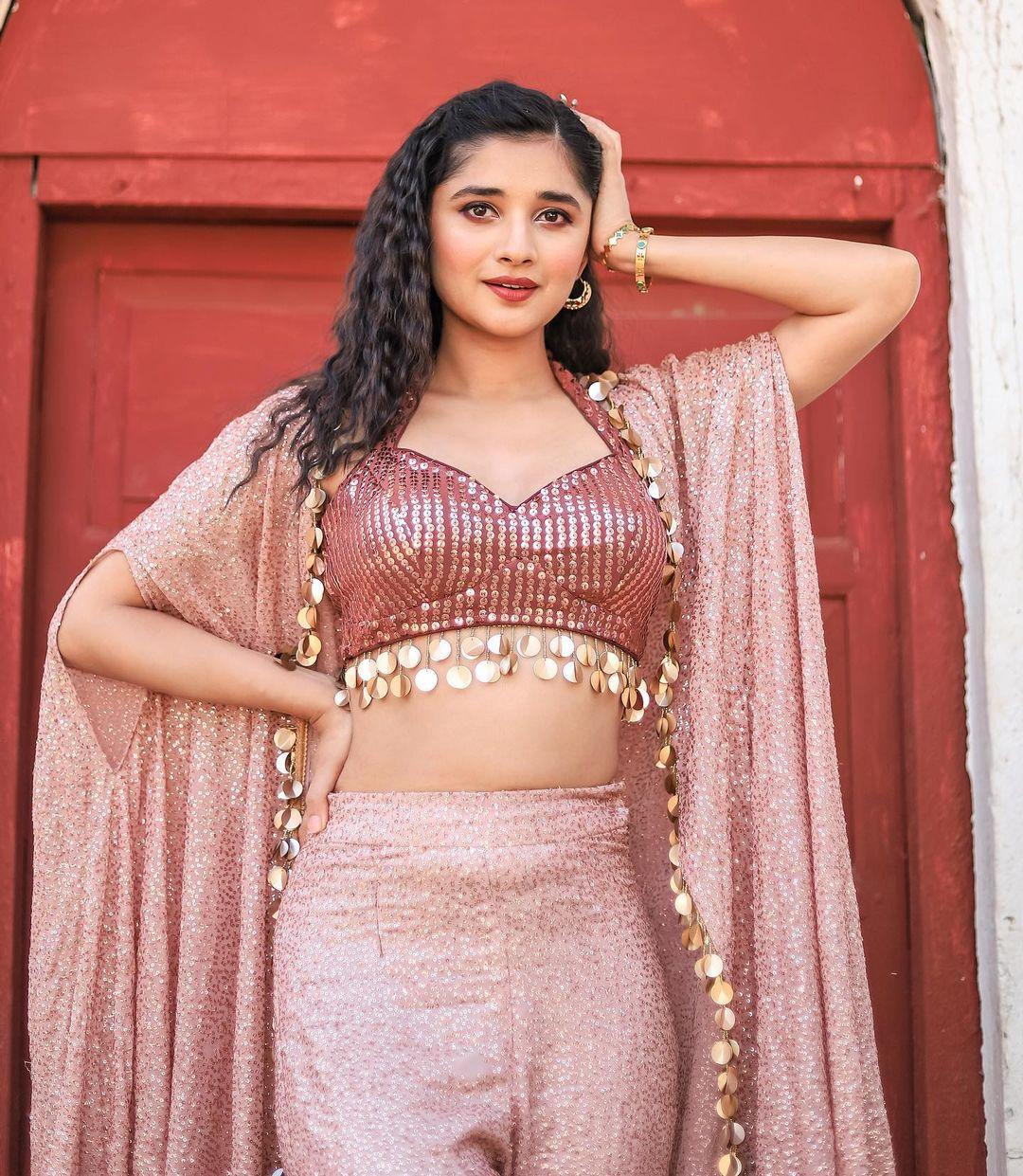 South Indian Actress Kanika Mann looking very glamours and cute stills| looking very attractive and cute stills