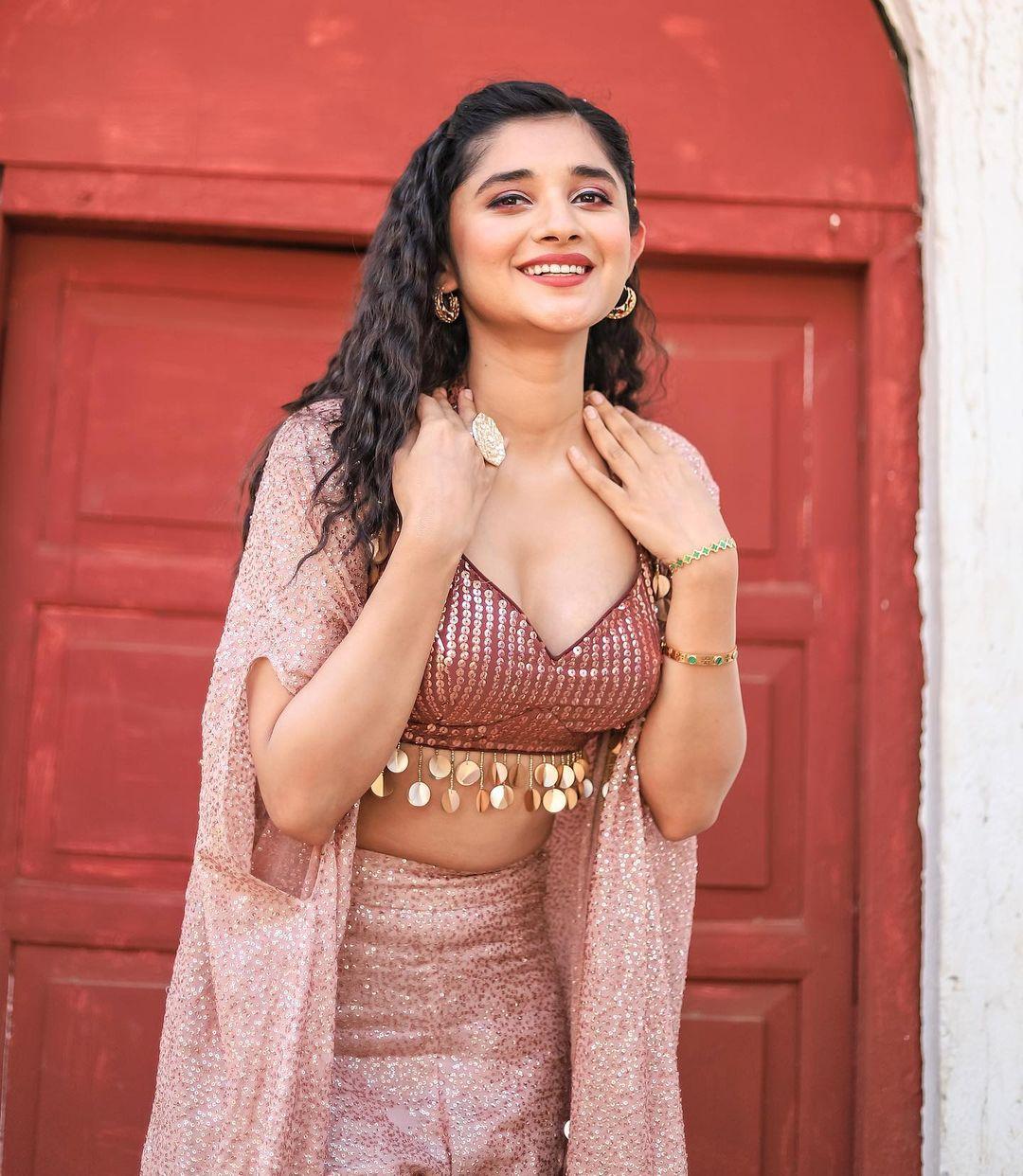 South Indian Actress Kanika Mann looking very glamours and cute stills| very beautiful and attractive hot stills