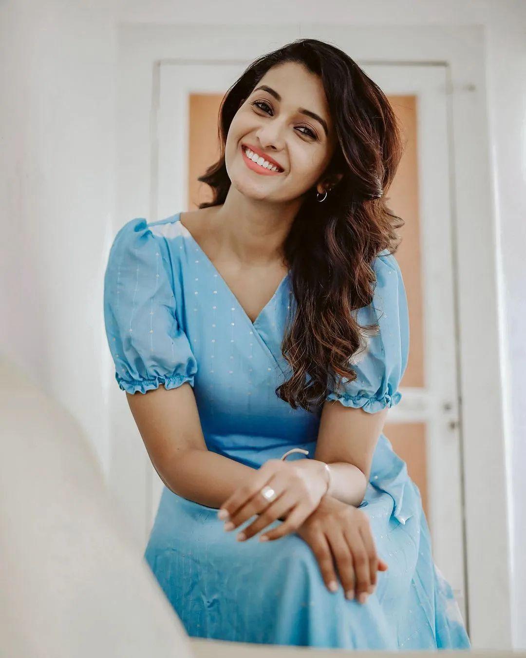 Tamil actress Priya Bhavani sankar latest hot and sexy stills| exclusive hot and spicy photos gallery