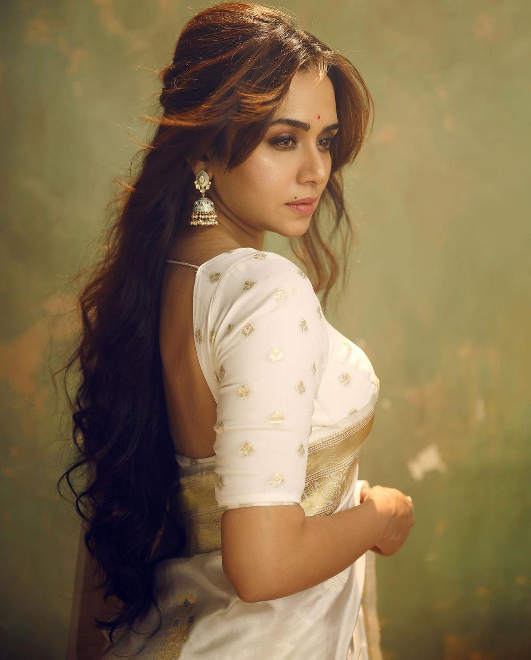 Amruta Khanvilkar in exclusive hot and sexy photos in saree | latest hot and sexy photos