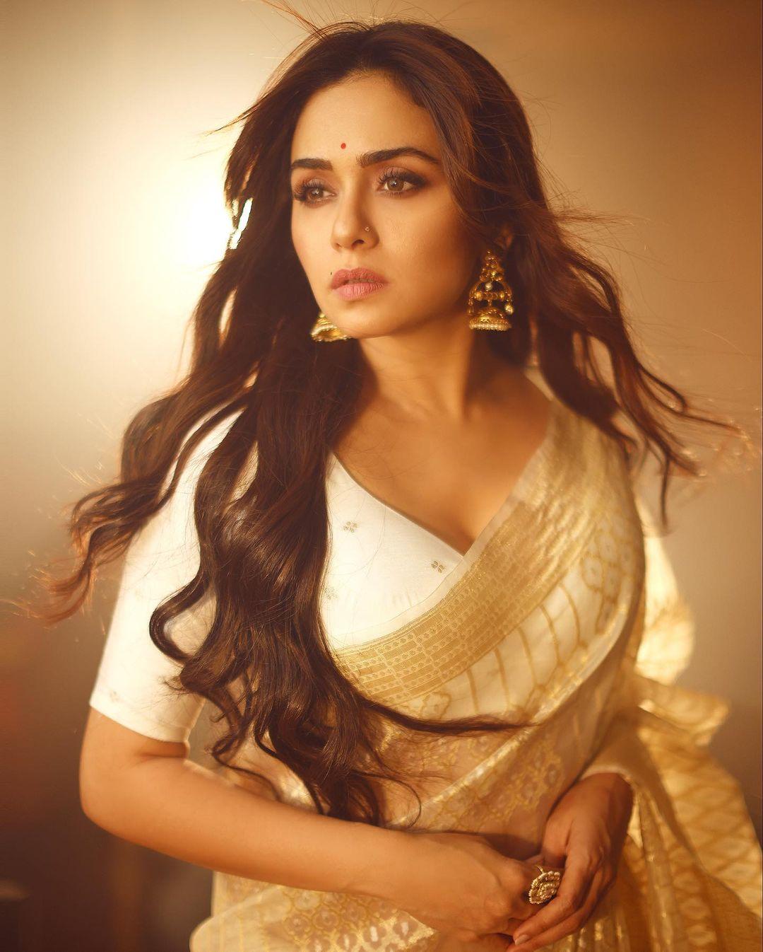 Amruta Khanvilkar in exclusive hot and sexy photos in saree | looking very hot and spicy photos gallery