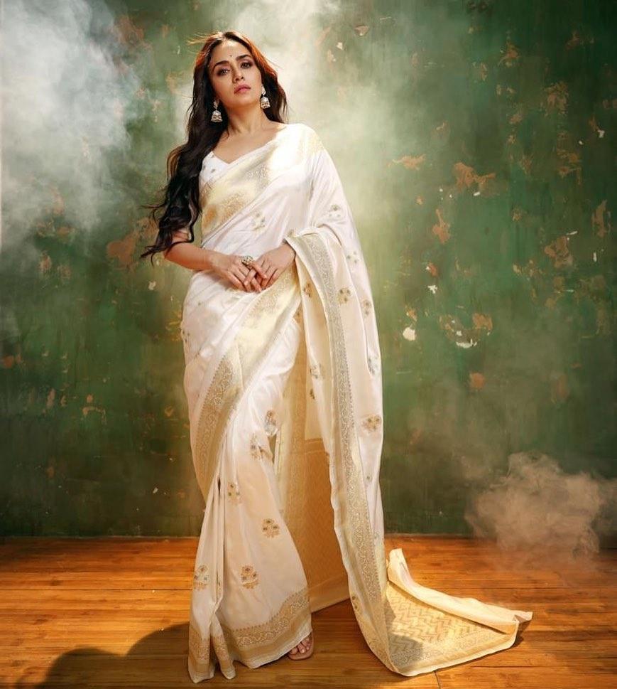 Amruta Khanvilkar in exclusive hot and sexy photos in saree | very beautiful and sexy photoshoot