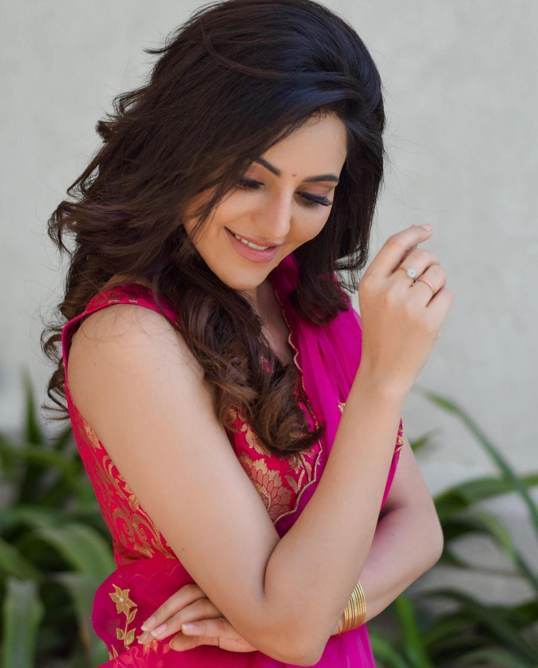 Athulya Ravi in red saree hot and sexy photos | very beautiful and sexy photos