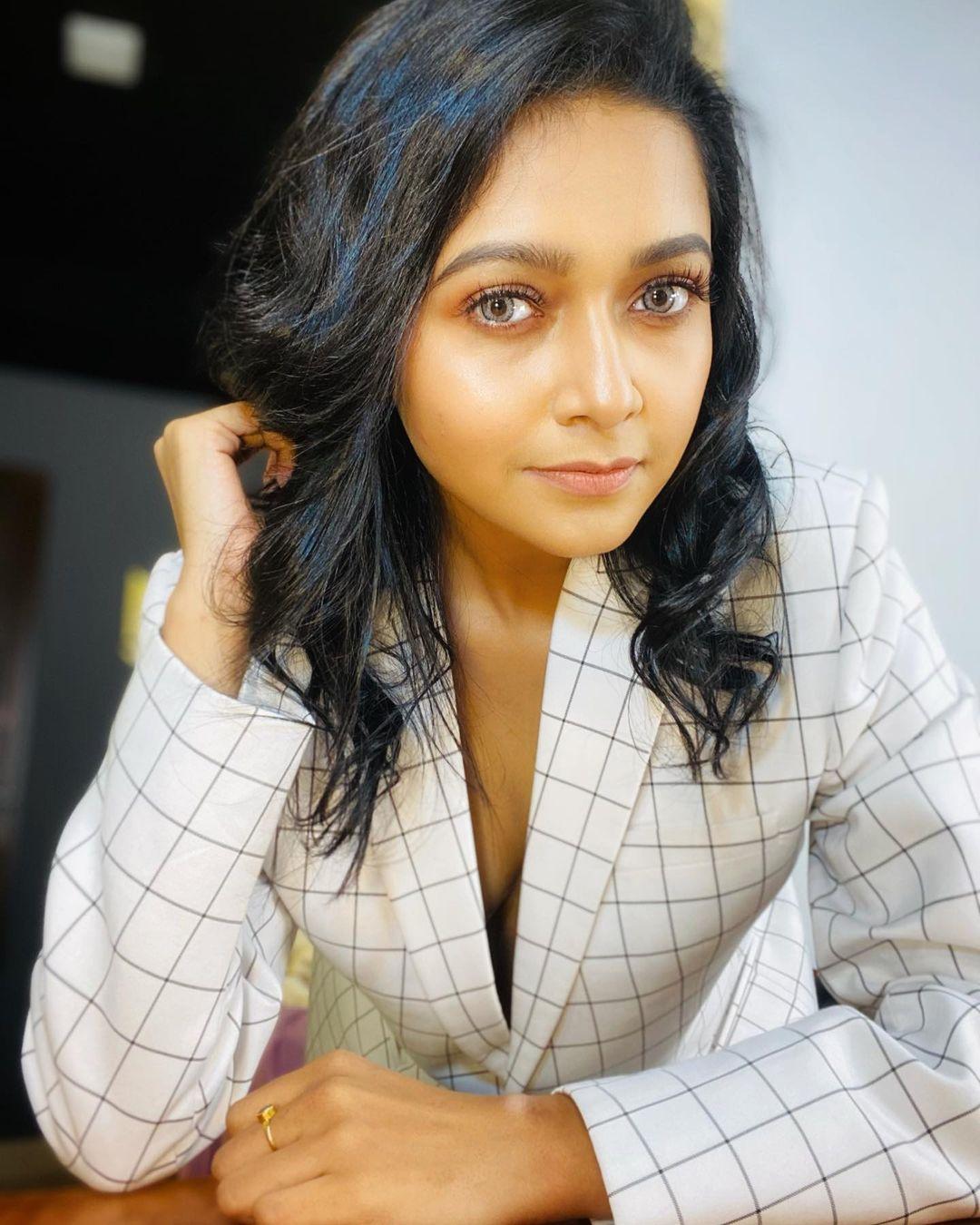 Malayalam actress Sharanya R exposing cleavage hot photos | Sharanya R looking very glamours and cute picture