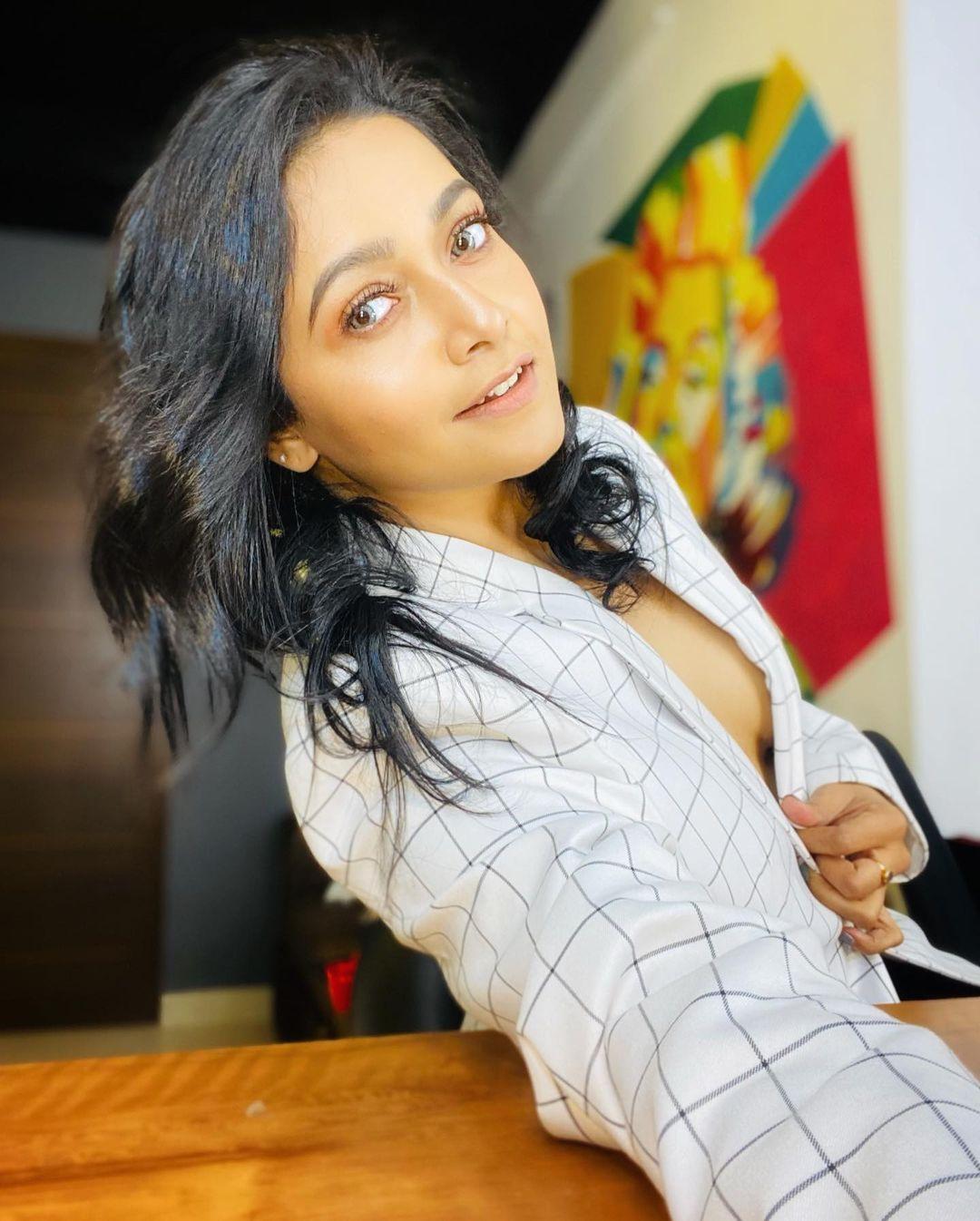 Malayalam actress Sharanya R exposing cleavage hot photos | Sharanya R very beautiful and cute picture