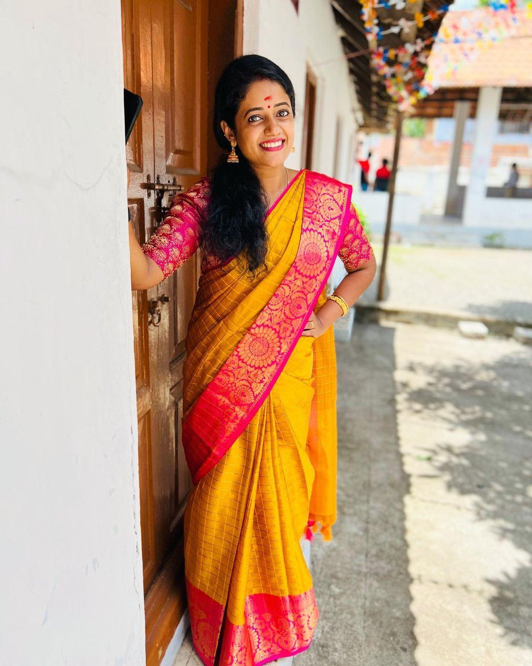 Malayalam television actress Preetha Pradeep in saree hot and sexy photos| beautiful and glamours photos