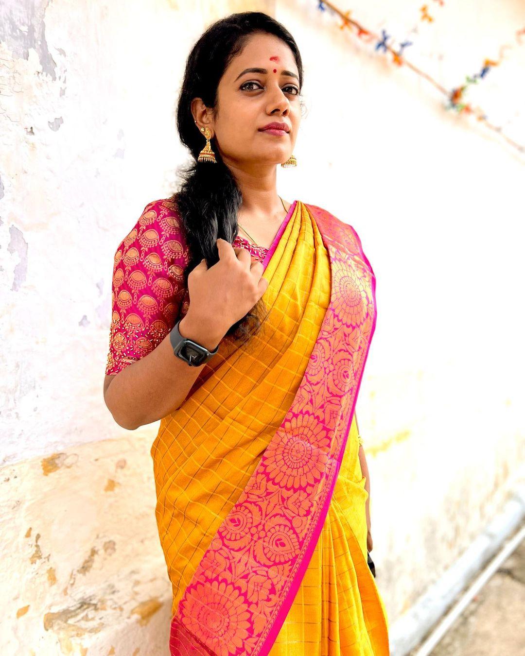 Malayalam television actress Preetha Pradeep in saree hot and sexy photos| exclusive hot and spicy photos