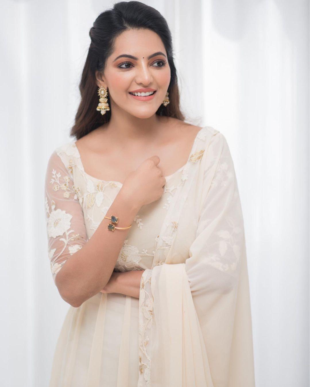 Tamil actress Athulya Ravi in White churidhar hot and sexy photos| beautiful and glamours photos