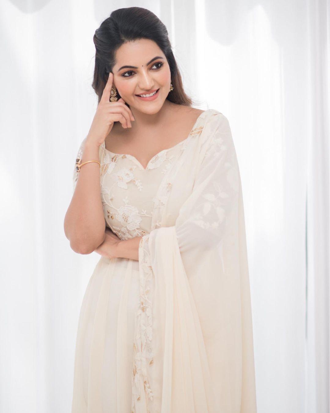 Tamil actress Athulya Ravi in White churidhar hot and sexy photos| latest hot and sexy photos