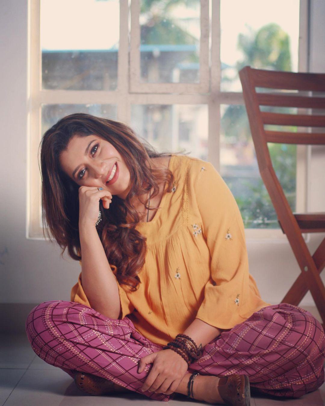 Tamil actress Priyanka Deshpande television anchor exclusive hot photos | beautiful and glamours picture