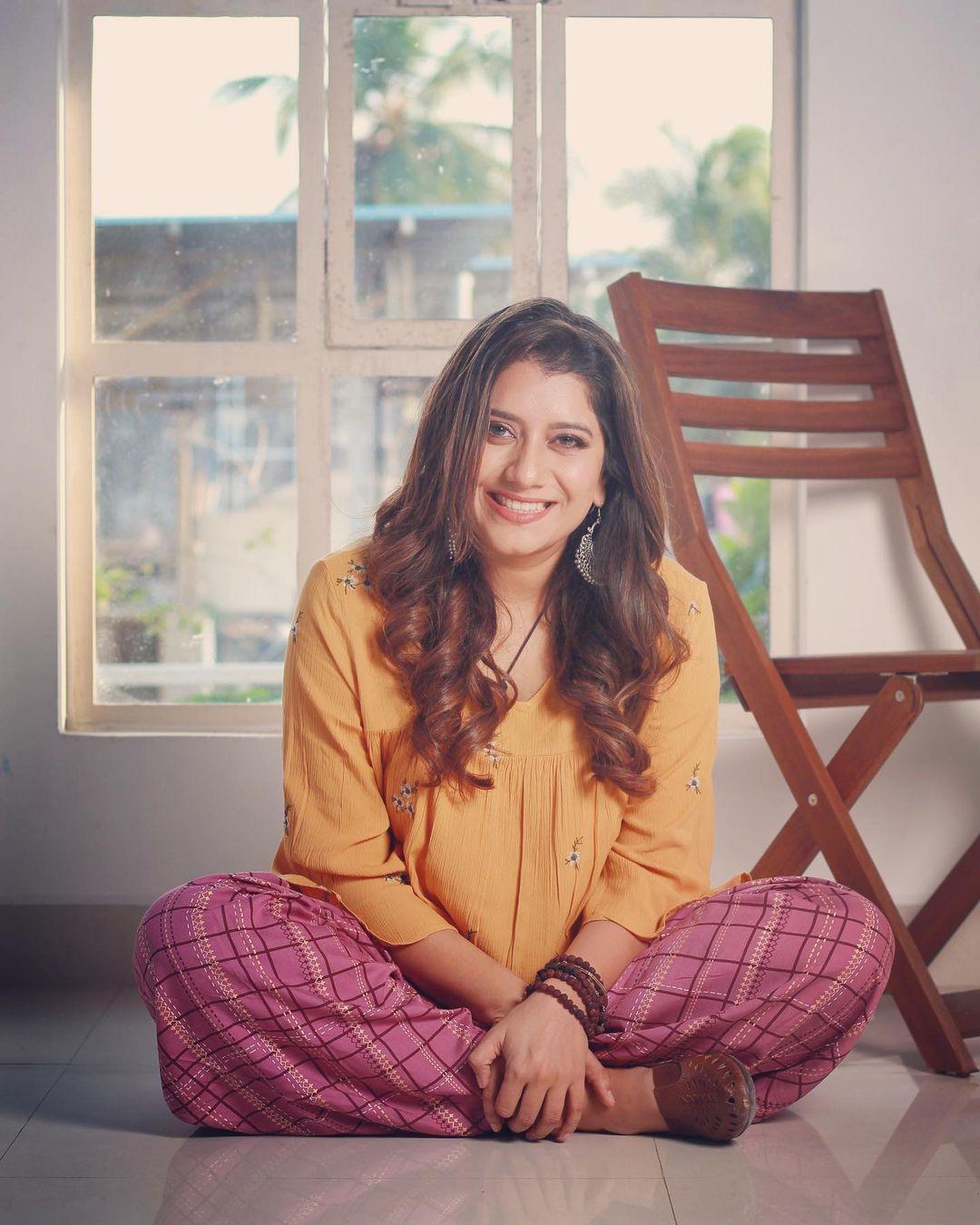 Tamil actress Priyanka Deshpande television anchor exclusive hot photos | looking very attractive and cute stills