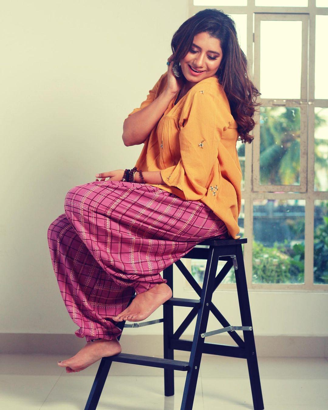 Tamil actress Priyanka Deshpande television anchor exclusive hot photos | exclusive hot and spicy stills