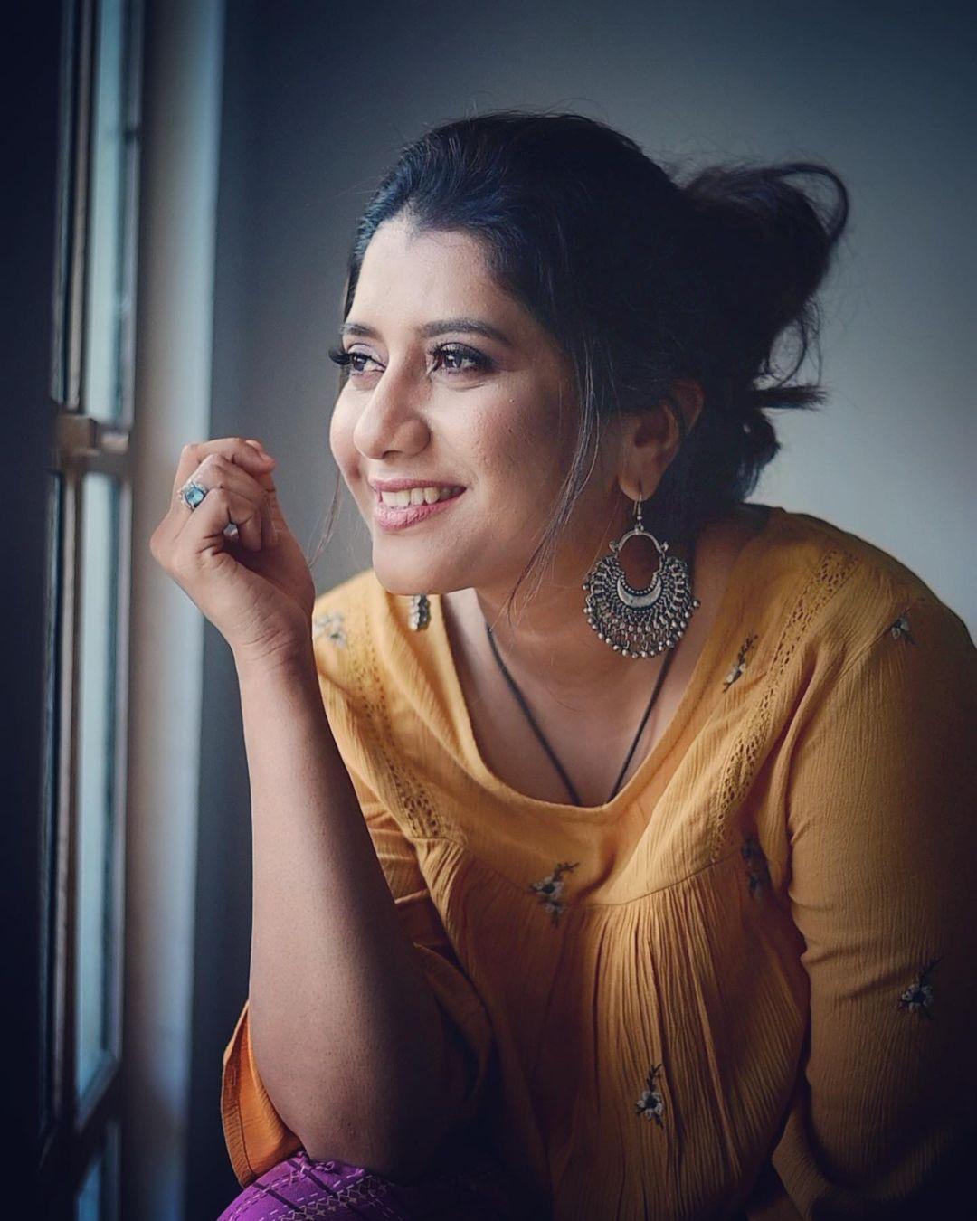 Tamil actress Priyanka Deshpande television anchor exclusive hot photos | latest hot and sexy photos
