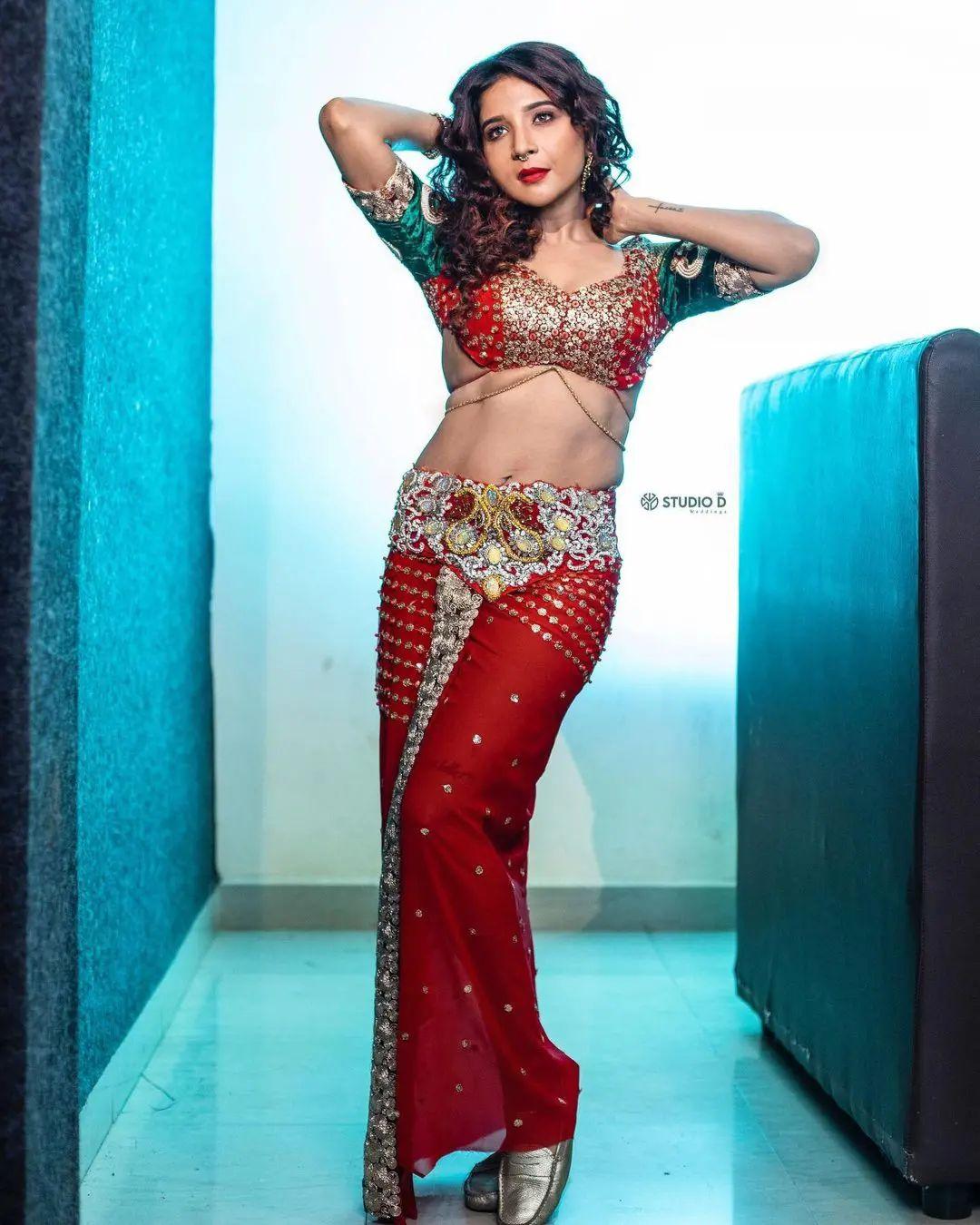 South Indian Actress Sakshi agarwal exclusive exposing photos | glamours and cute stills