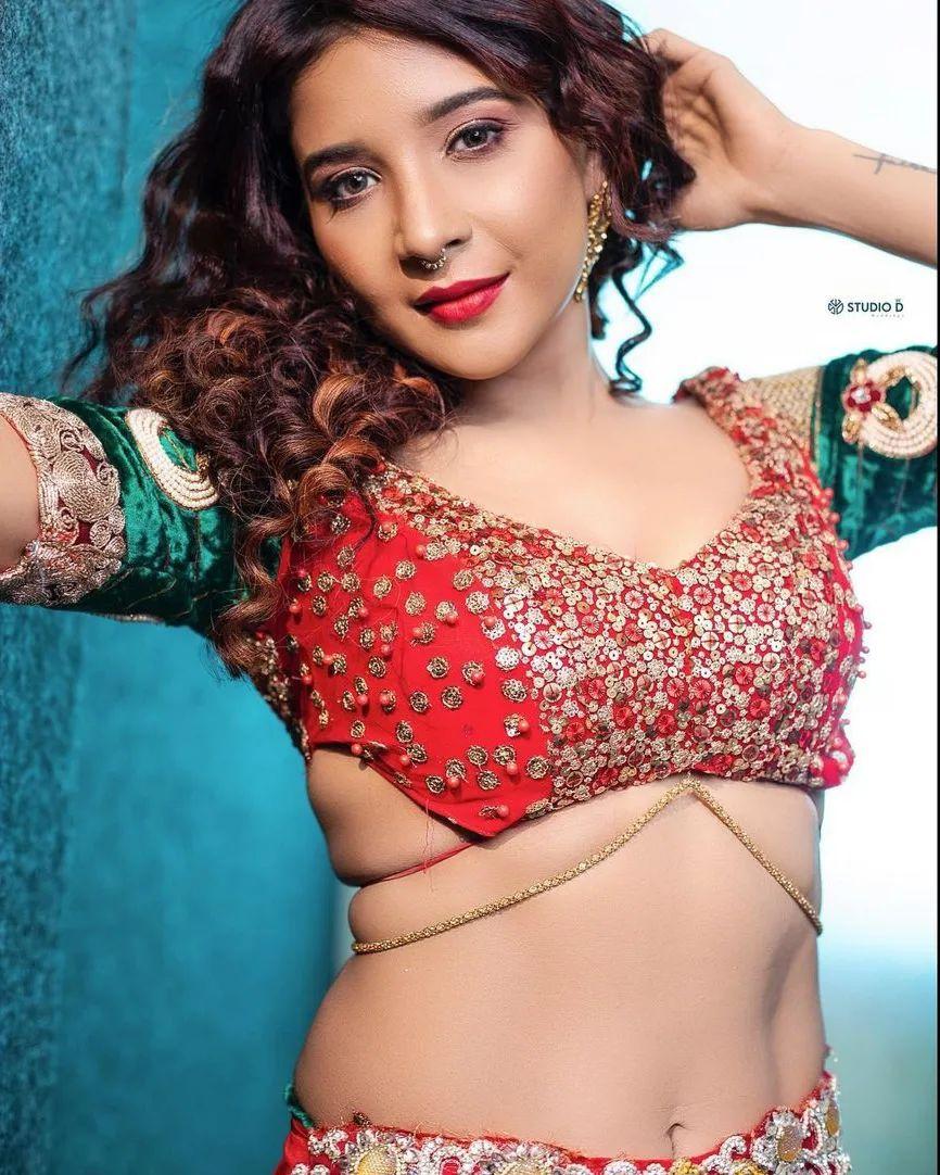 South Indian Actress Sakshi agarwal exclusive exposing photos | looking very sexy photos