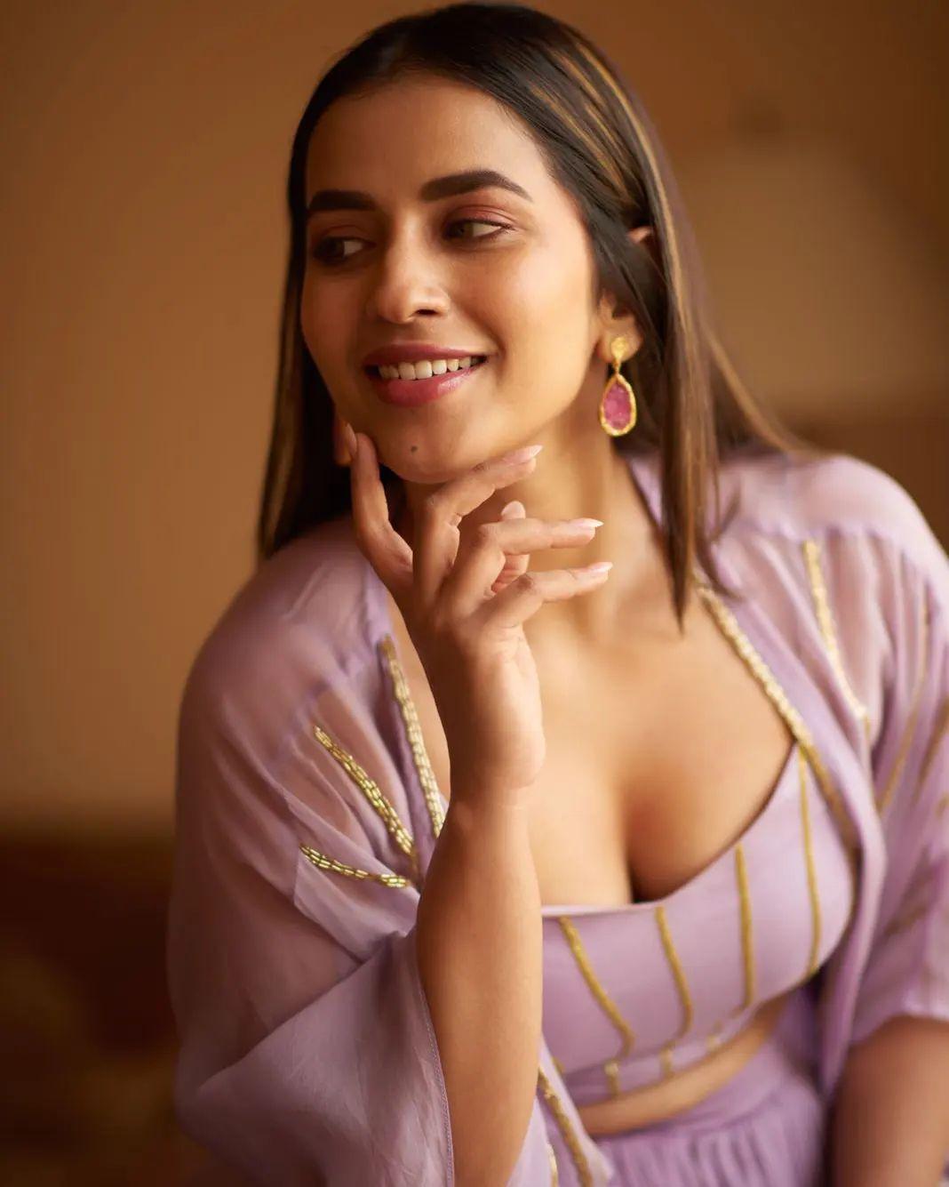 South Indian Actress Komalee Prasad beautiful and glamours picture| latest hot and spicy photos gallery