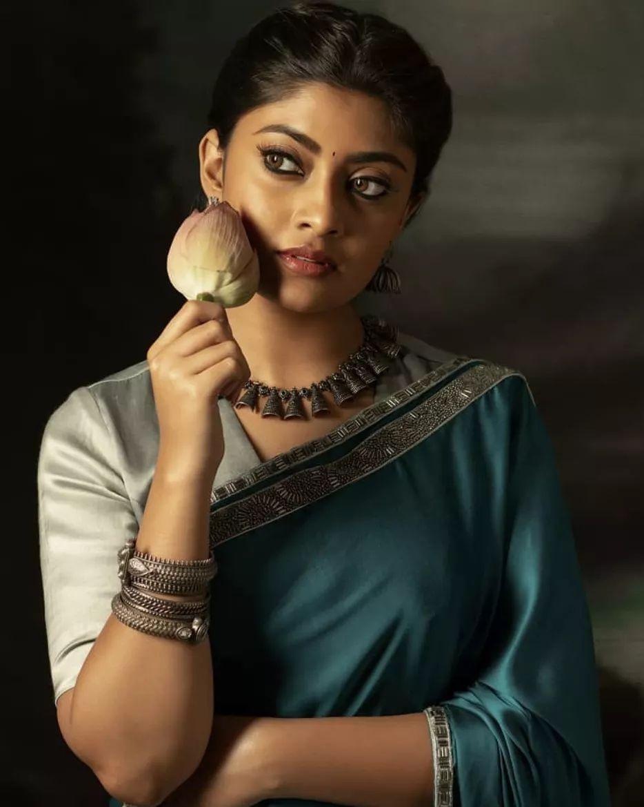 Tamil actress Ammu Abhirami beautiful and glamours photos in saree | looking very glamours photos