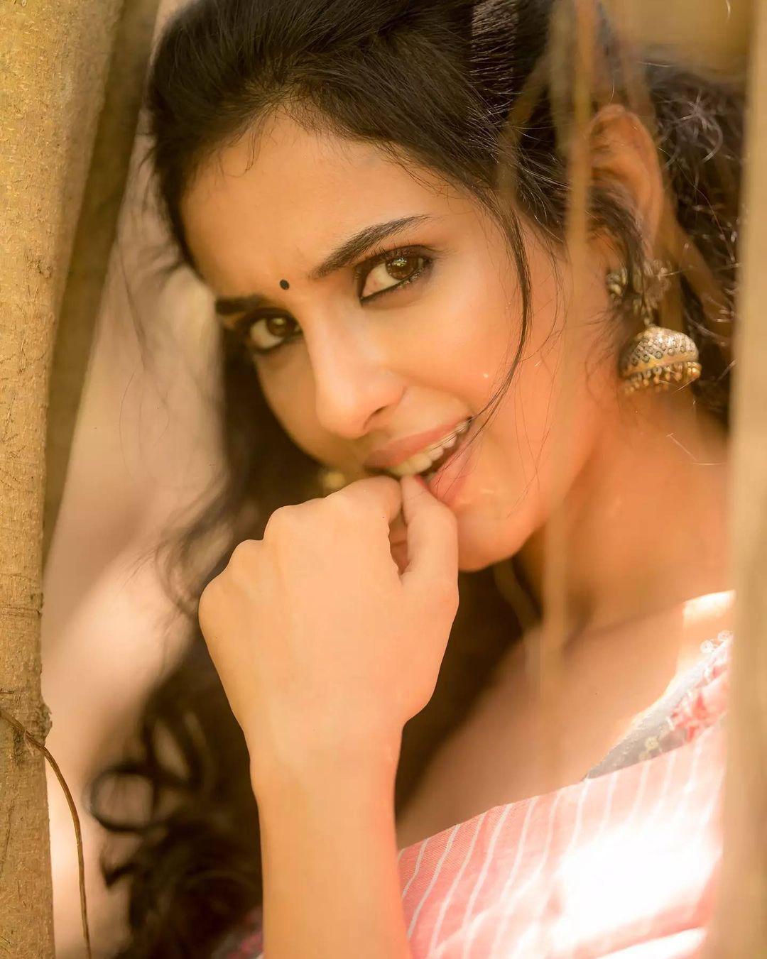 Beautiful and glamours actress Riya Suman in Saree Photos | beautiful and glamours photos