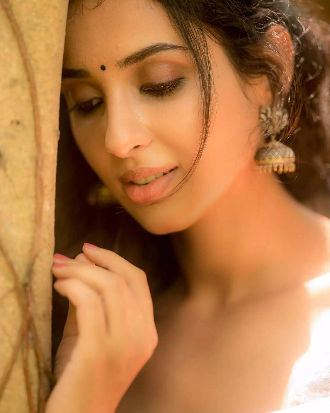 Beautiful and glamours actress Riya Suman in Saree Photos | beautiful and sexy photoshoot