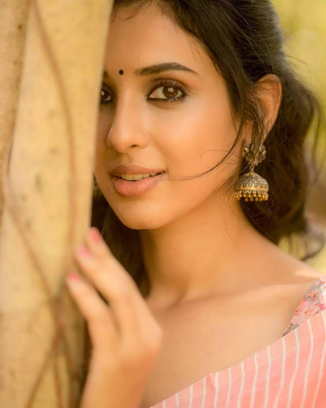 Beautiful and glamours actress Riya Suman in Saree Photos | exclusive hot and spicy stills