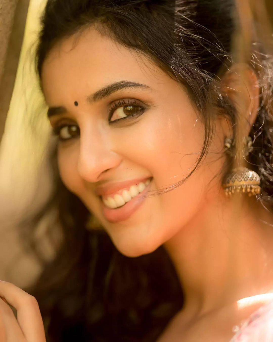 Beautiful and glamours actress Riya Suman in Saree Photos | very beautiful and glamours picture